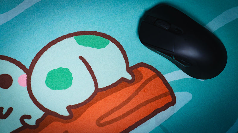 Black mouse beside the reclining frog character on the Angyfrog Frogs on a Log desk mat