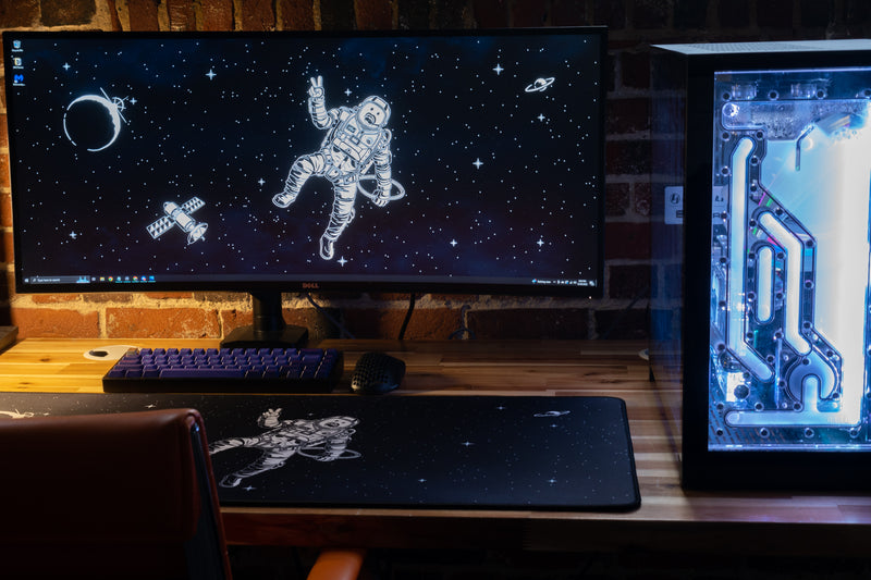 "uhSnow" — Signature Deskmat