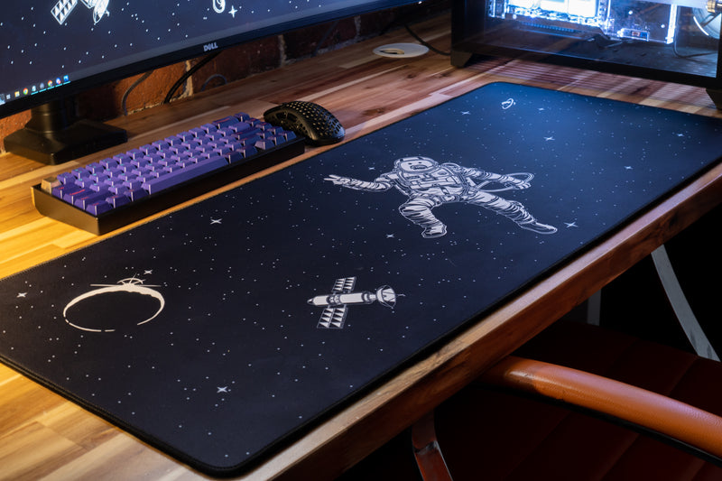 "uhSnow" — Signature Deskmat