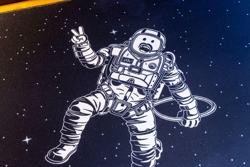 "uhSnow" — Signature Deskmat