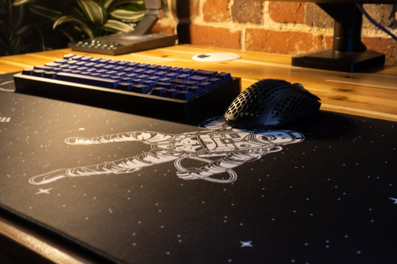 "uhSnow" — Signature Deskmat