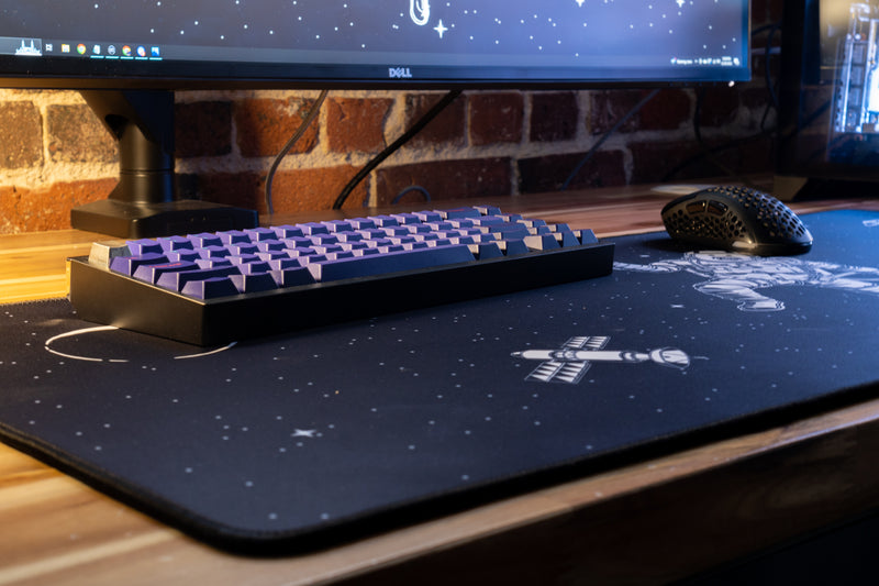 "uhSnow" — Signature Deskmat