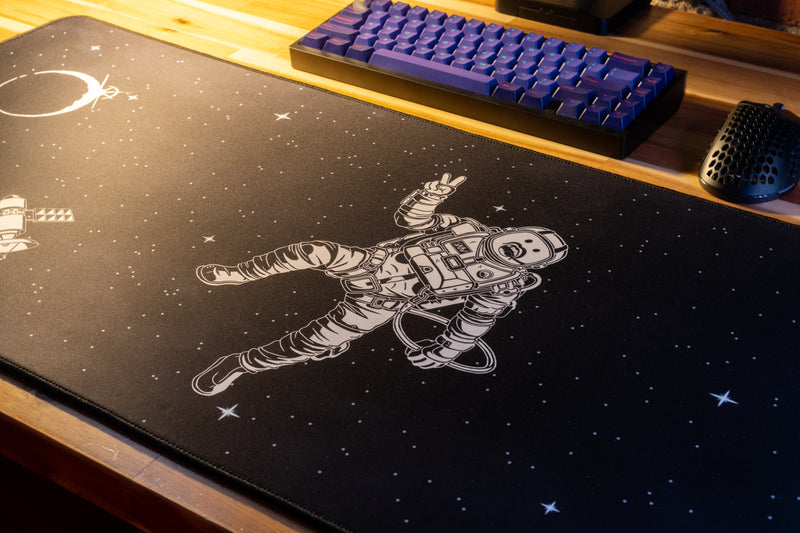"uhSnow" — Signature Deskmat